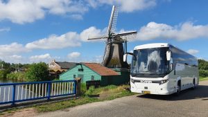 Komfortabler Reisebus für Flughafentransfers